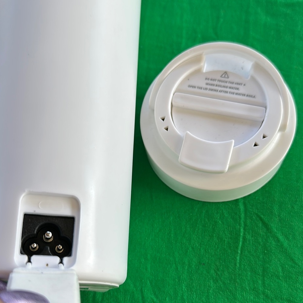 White Travel thermos with Red Accent - Picture 7 of 8
